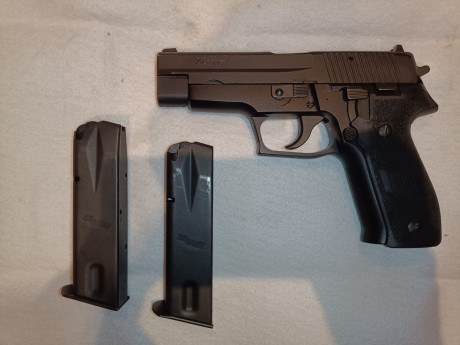 Vendo pistola Sig Sauer p226 9mm parabellun,
según marcages creo que es del 99,la tengo desde 2017 usada 00