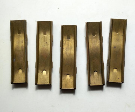 Hola. Pongo a la venta estos 5 peines de latón fabricados en España para el Mauser calibre 7mm, con marcaje 01