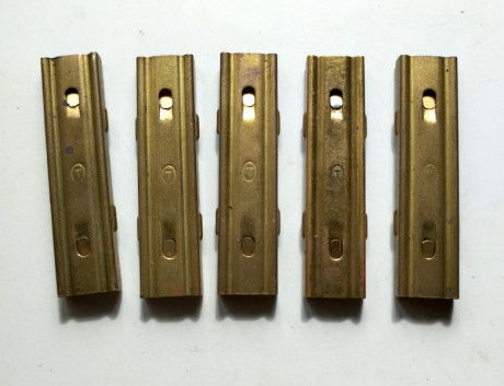 Hola. Pongo a la venta estos 5 peines de latón fabricados en España para el Mauser calibre 7mm, con marcaje 00