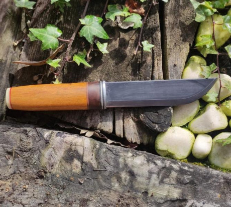 Cuchillo de monte de 28cm totales.
Hoja de 17 cm. 
Acero al carbono con tratamiento anticorrosivo. 
Mango 02