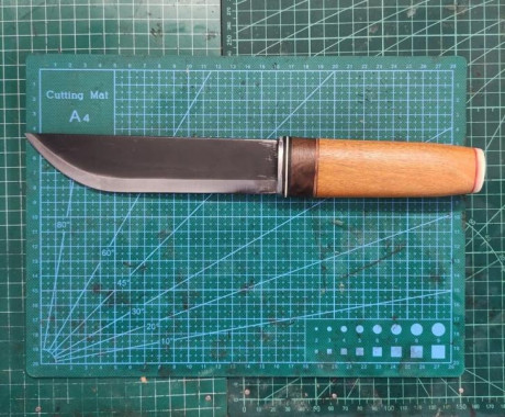 Cuchillo de monte de 28cm totales.
Hoja de 17 cm. 
Acero al carbono con tratamiento anticorrosivo. 
Mango 01