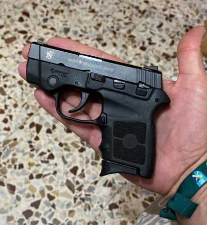Vendo S&W Bodyguard 380 con láser, tres cargadores, uno de ellos de 10,  en perfecto estado. Sólo 01