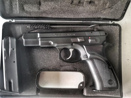 Hola amigos! ya que se muestran tantas armas buenas creo que a los propietarios de una cz 75 se nos tendría 10