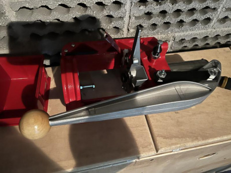 Hola buenas vendo prensa load master preparada para calibre 45, lo lleva todo excepto los dies,lleva empistonador 01