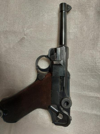 Luger de 1940 fabricado por mauser.

Consiste de dos números diferentes, el cierre lleva un numero distinto, 02