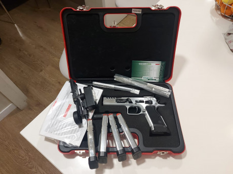 Buenas  a todos, 
Vendo Tanfoglio Limited Custom 2020 como nueva 2500 tiros. Va con 4 cargadores, piecerio 02