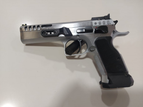 Buenas  a todos, 
Vendo Tanfoglio Limited Custom 2020 como nueva 2500 tiros. Va con 4 cargadores, piecerio 01