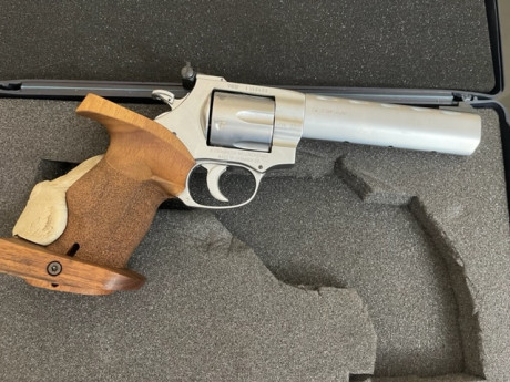 Vendo revolver weihrauch, calibre 32, con maletin todo original, y muy poco uso.
precio 550 puesto en 00