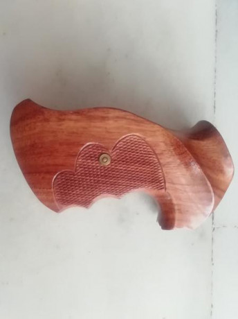 Mano izquierda, empuñadura Smith & Wesson, compatible con revolver Astra o Llama. 
 Armazón K, L. 01