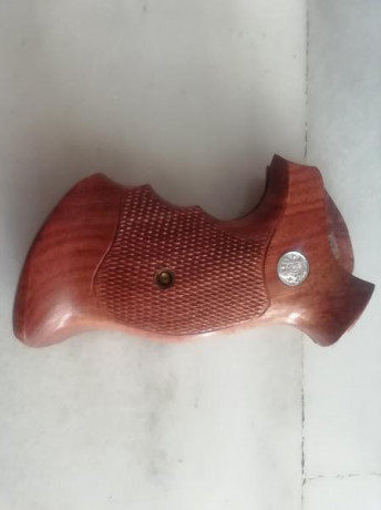 Mano izquierda, empuñadura Smith & Wesson, compatible con revolver Astra o Llama. 
 Armazón K, L. 00