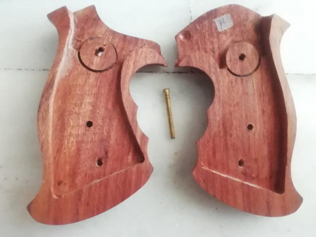 Mano izquierda, empuñadura Smith & Wesson, compatible con revolver Astra o Llama. 
 Armazón K, L. 11