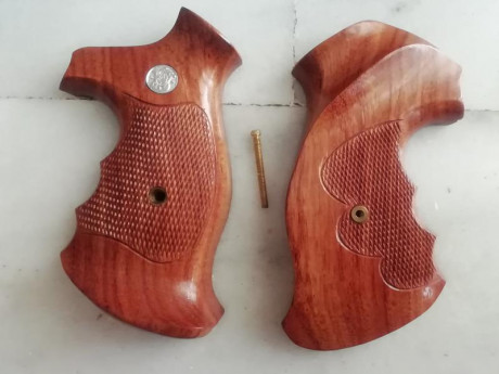 Mano izquierda, empuñadura Smith & Wesson, compatible con revolver Astra o Llama. 
 Armazón K, L. 10