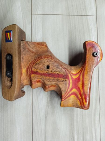 Busco cachas para un S&W K/L-frame de marco cuadrado.

Originales, tipo target. De madera.

Saludos. 10