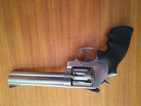 Vendo revolver S&W calibre .357 (38) de 6 pulgadas Magnum (450€), el revolver esta en Madrid 00