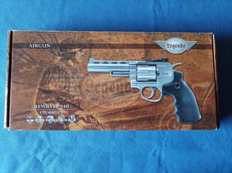 Vendo Revólver Legends S40 con cañón estriado de 4" y capacidad de cargador para 6 tiros.
Incluye 00