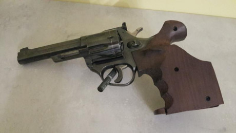 Buenas a todos.

Se vende este revolver Astra Mach del calibre 38 SPL y de 4,5 pulgadas de cañón y con 02