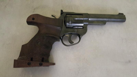 Buenas a todos.

Se vende este revolver Astra Mach del calibre 38 SPL y de 4,5 pulgadas de cañón y con 01