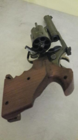 Buenas a todos.

Se vende este revolver Astra Mach del calibre 38 SPL y de 4,5 pulgadas de cañón y con 00