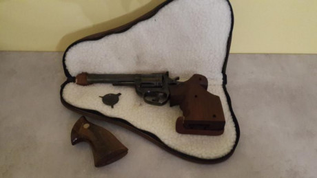 Buenas a todos.

Se vende este revolver Astra Mach del calibre 38 SPL y de 4,5 pulgadas de cañón y con 11