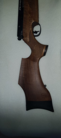 Hola. Un amigo vende  esta carabina ...por cambio de calibre. BSA R-10. Walnut Xtra Regulares. Calibre 02