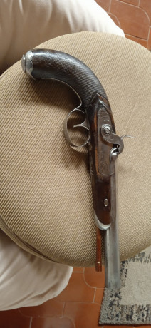 Buenos días.
Un amigo me ha pasado unas fotos de una pistola que tiene desde hace años.
Quiere saber si 12