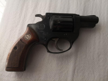 Se vende revólver Astra 250 del 22, tambor de 9 cartuchos, funciona perfecto, regalo bastante munición. 01