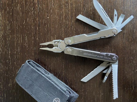 Multiherramienta Leatherman sin apenas uso. La funda molle está algo mas rozada de haber ido siempre en 01