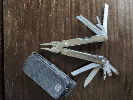 Multiherramienta Leatherman sin apenas uso. La funda molle está algo mas rozada de haber ido siempre en 00