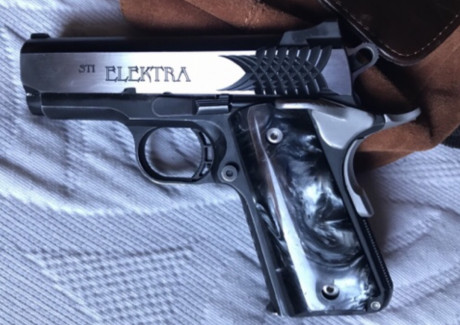 Se ofrece una STI Elektra , 9 mm, 4 cargadores ( 2 STI y 2 Mecgar), guiada en F, 134 mm entre miras, cañón 01