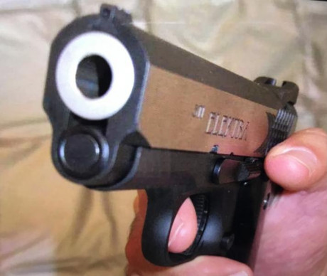Se ofrece una STI Elektra , 9 mm, 4 cargadores ( 2 STI y 2 Mecgar), guiada en F, 134 mm entre miras, cañón 00