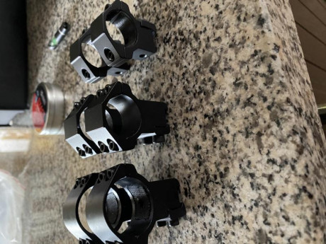 Tres juegos de monturas para carril de 11mm
Dos juegos de 1” y otro de 30mm. Altura 25mm y 15mm
25€ portes 00
