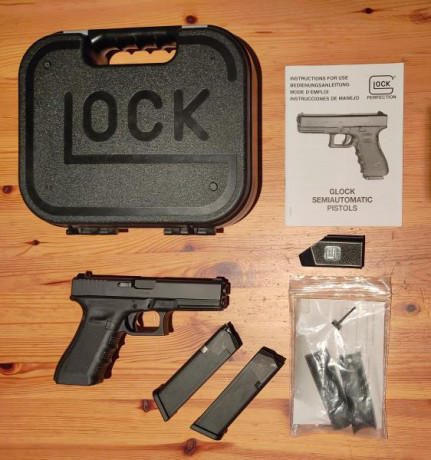 Cambio Glock 17 GEN4 con miras de tritio y 2 cargadores, funda Safariland y maletín original (baqueta, 00