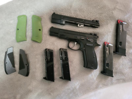 Hola pongo a la venta cz 85 combat va con 2 cargadores del 9mm carro del 22lr y dos cargadores del 22lr 02