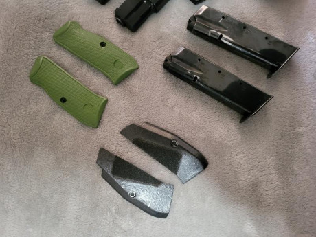 Hola pongo a la venta cz 85 combat va con 2 cargadores del 9mm carro del 22lr y dos cargadores del 22lr 00