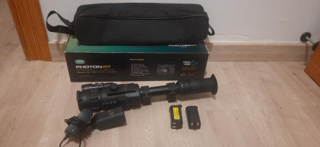 Se vende visor nocturno YUKON PHOTON RT 4.5x42 con dos baterías y cargador. Lo compré en Armeria Meco 02