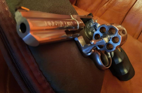 Hola a todos. Un compañero de club reñido con la informática vende este espléndido Colt King Cobra en 01