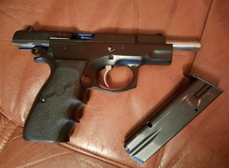 Hola a todos.

Un compañero de club vende esta semiautomática CZ-75B de 9mm con pocos disparos y en muy 01