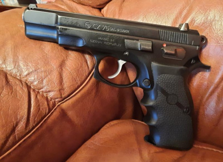 Hola a todos.

Un compañero de club vende esta semiautomática CZ-75B de 9mm con pocos disparos y en muy 00