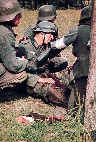 Pasando el rato me he encontrado este link con unas fotos en color de la ww2
 http://completeall.com/History/WW2-in-Color.html 10