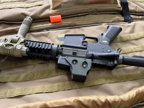 Vendo replica de gas M4 no usada solo se probó, con 5 cargadores 3 de ellos ni se sacaron de la caja. 01