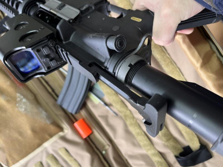 Vendo replica de gas M4 no usada solo se probó, con 5 cargadores 3 de ellos ni se sacaron de la caja. 00