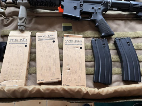 Vendo replica de gas M4 no usada solo se probó, con 5 cargadores 3 de ellos ni se sacaron de la caja. 10