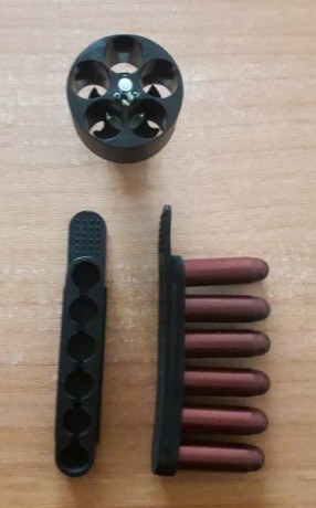 Se venden los speedloaders de las imágenes (2 quickstrips de Tuffproducts y 1 HKS 36 para tambor de 5 01