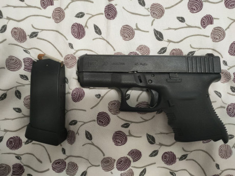 Un amigo vende Glock 30 del calibre 45Acp 10 cartuchos en cargador. 
Guiada en A, pero se puede guiar 02