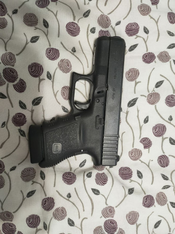 Un amigo vende Glock 30 del calibre 45Acp 10 cartuchos en cargador. 
Guiada en A, pero se puede guiar 00