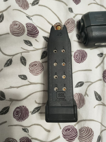 Un amigo vende Glock 30 del calibre 45Acp 10 cartuchos en cargador. 
Guiada en A, pero se puede guiar 12