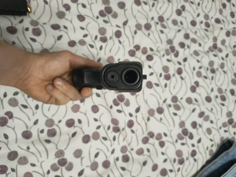 Un amigo vende Glock 30 del calibre 45Acp 10 cartuchos en cargador. 
Guiada en A, pero se puede guiar 11