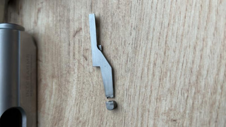Compro esta pieza de Walther PPKS, es la que sujeta la corredera. La pistola es una Walther PPKs, hecha 01