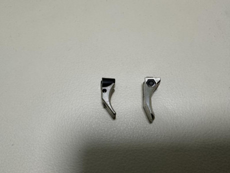 Vendo estos dos gatillos originales de Steyr LP10. Válidos para otros modelos. Uno es fijo y el otro admite 02