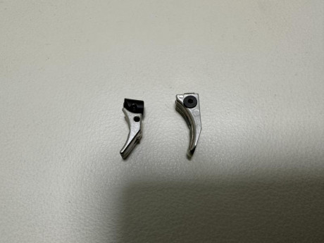 Vendo estos dos gatillos originales de Steyr LP10. Válidos para otros modelos. Uno es fijo y el otro admite 00